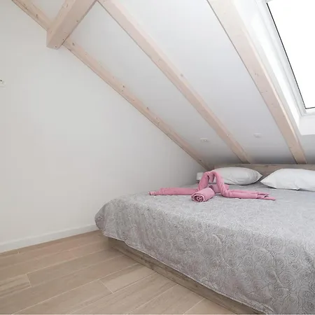 アパート Three-bedroom In トロギール