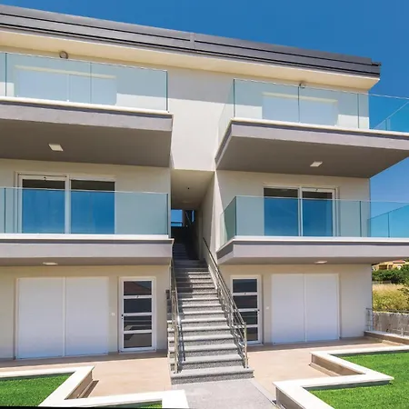 Three-bedroom In * تروغير